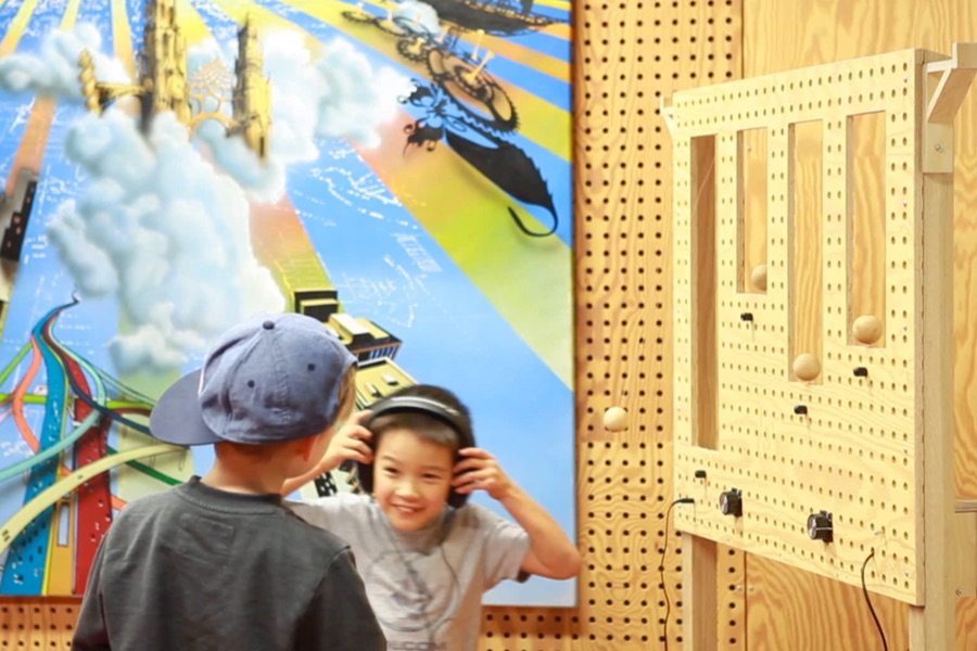 To børn udforsker lydinstallationen
